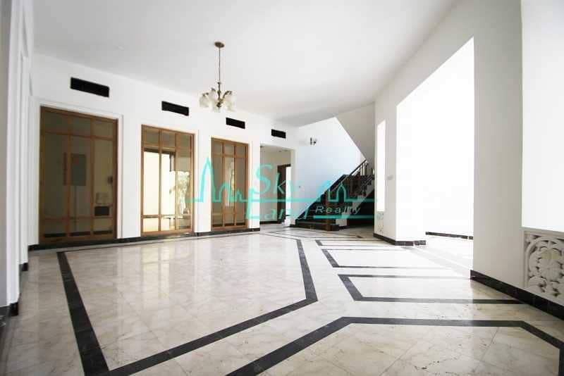 18 Beautiful very spacious 6 bed villa with large garden