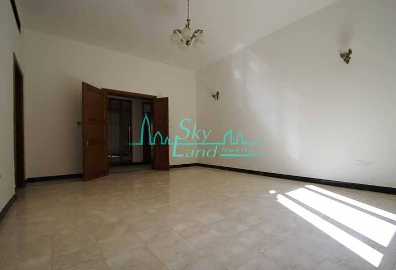 19 Beautiful very spacious 6 bed villa with large garden