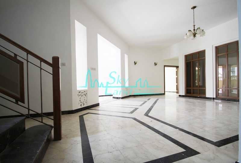20 Beautiful very spacious 6 bed villa with large garden