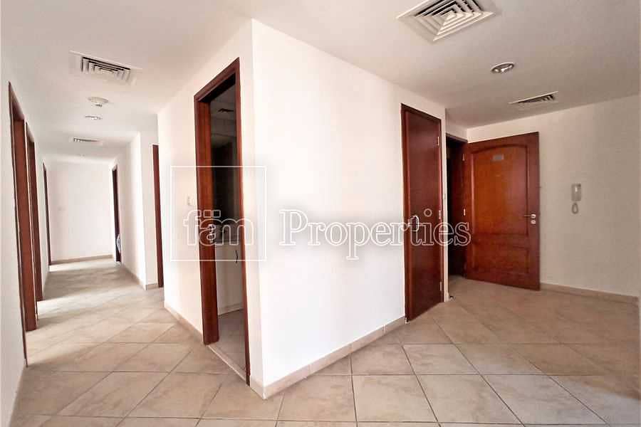 Well Maintained| Sunny Unit| Corner Layout