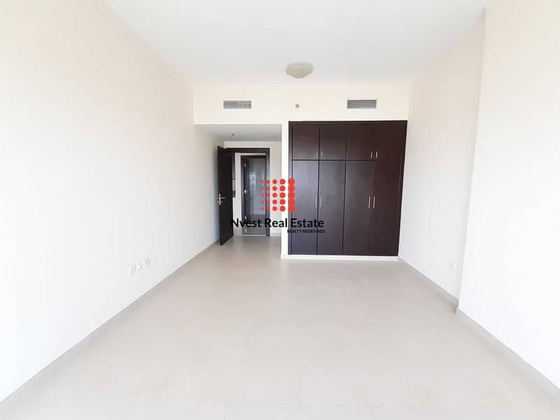 8 Chiller Free | Spacious Apt| Opp To Mall | Nice View