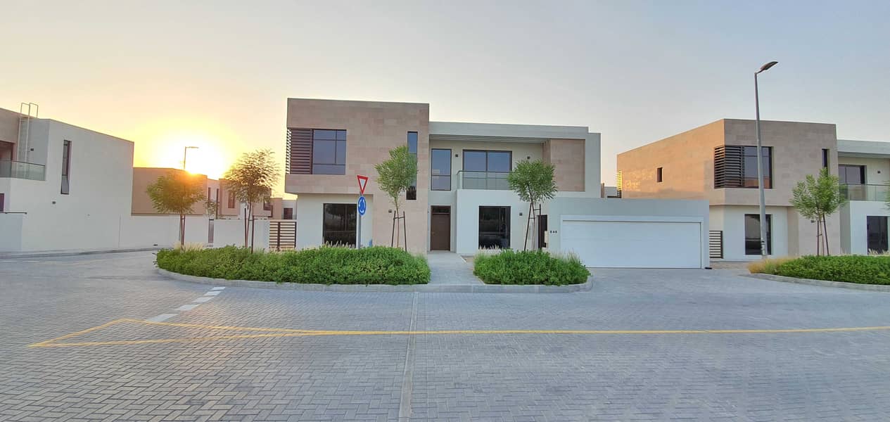 LUXURIOUS SIGNATURE 5BEDROOM VILLA READY TO MOVE FOR SALE ( 5318sqft ) PRICE:3MILLION