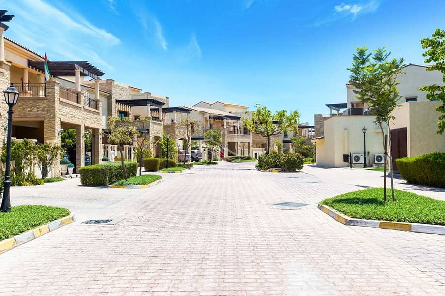 Splendid Huge Layout Villa w/ Rent Refund & Modern Lifestyle ! Splendid Huge Layout Villa w/ Rent Refund & Modern Lifestyle !