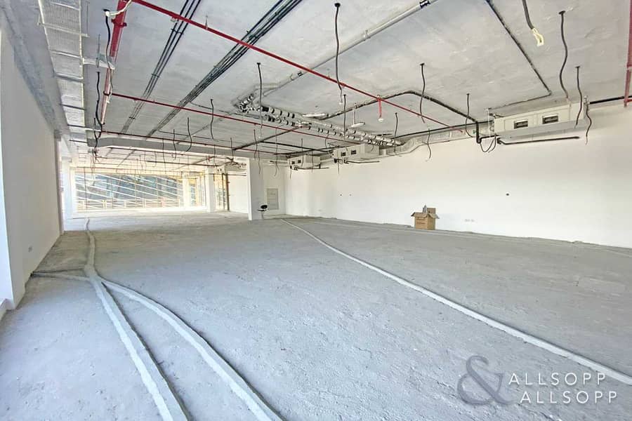 10 Prime Location | Brand New Unit | High Celing