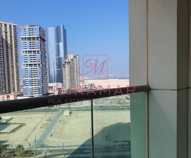 8 HOT HIGH FLOOR!!! LARGE UNIT WITH BALCONY!! AMAZING VIEW!