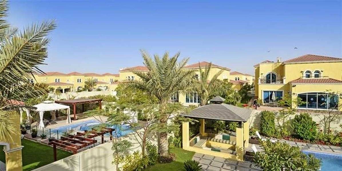 Spacious 4 Bedrooms Maids with swimming pool in Jumeirah Park