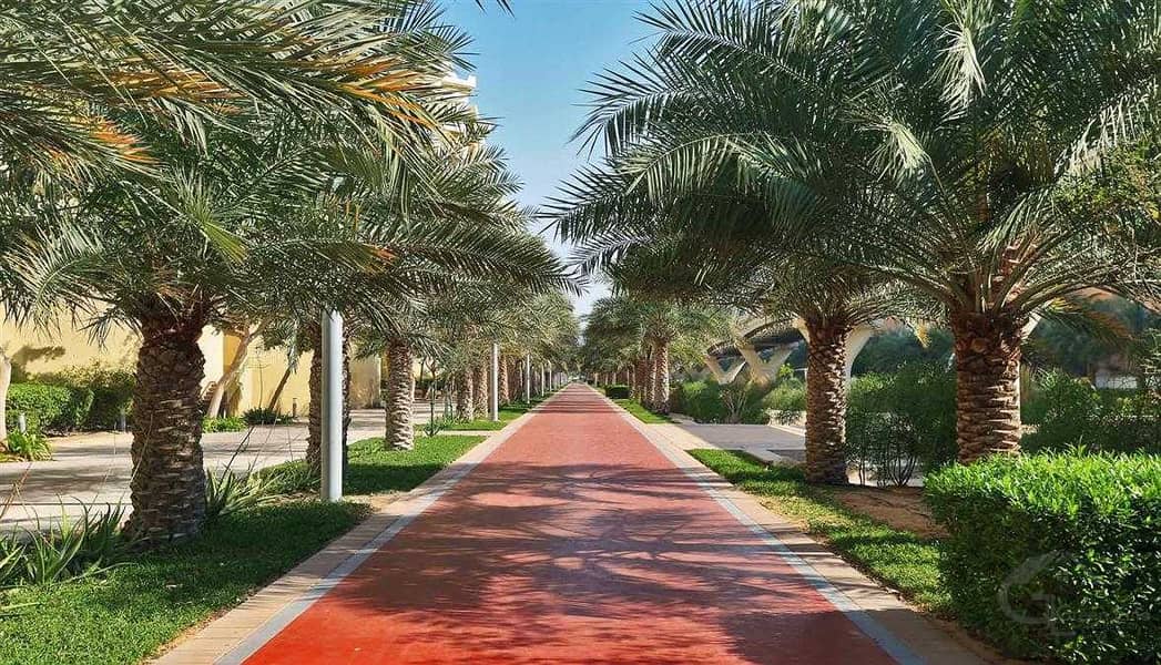 9 Spacious 4 Bedrooms Maids with swimming pool in Jumeirah Park