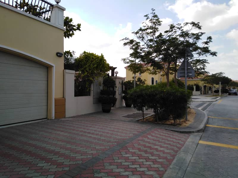 2 4 Bedroom small  with large plot jumeirah Park