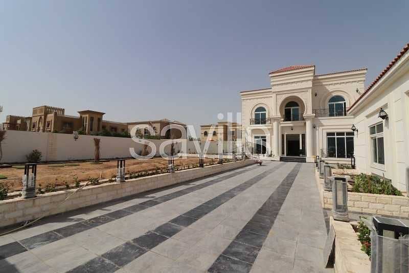 Spacious 4 Bed Villa on Main Road Spacious 4 Bed Villa on Main Road