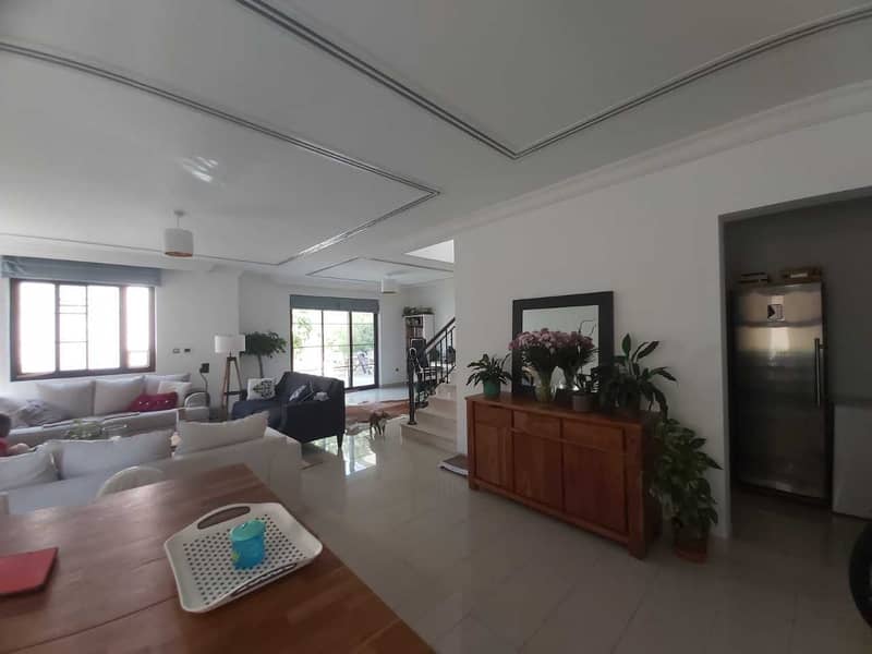 7 Immaculate villa with a landscaped garden