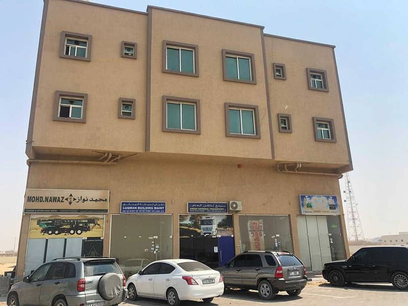 For sale a residential commercial building, an area of ​​6400 feet, ground + mezzanine + two floors