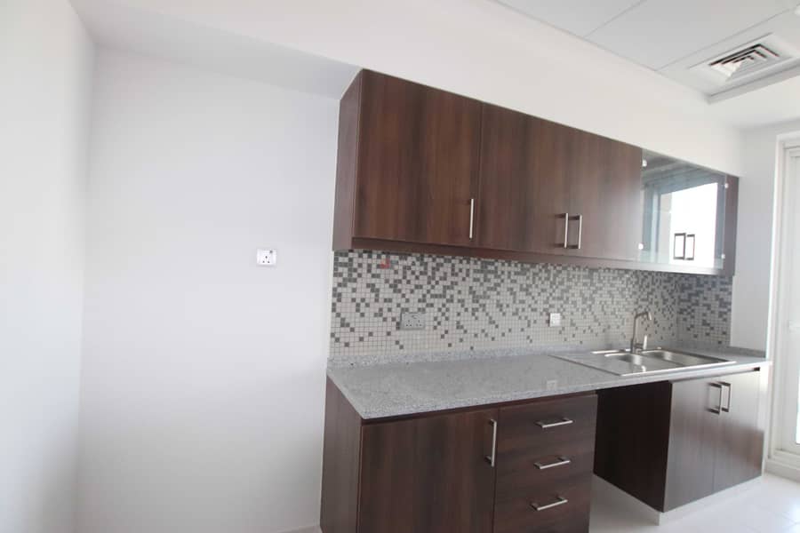10 large 1 bedroom with balcony for rent in Jam Marina