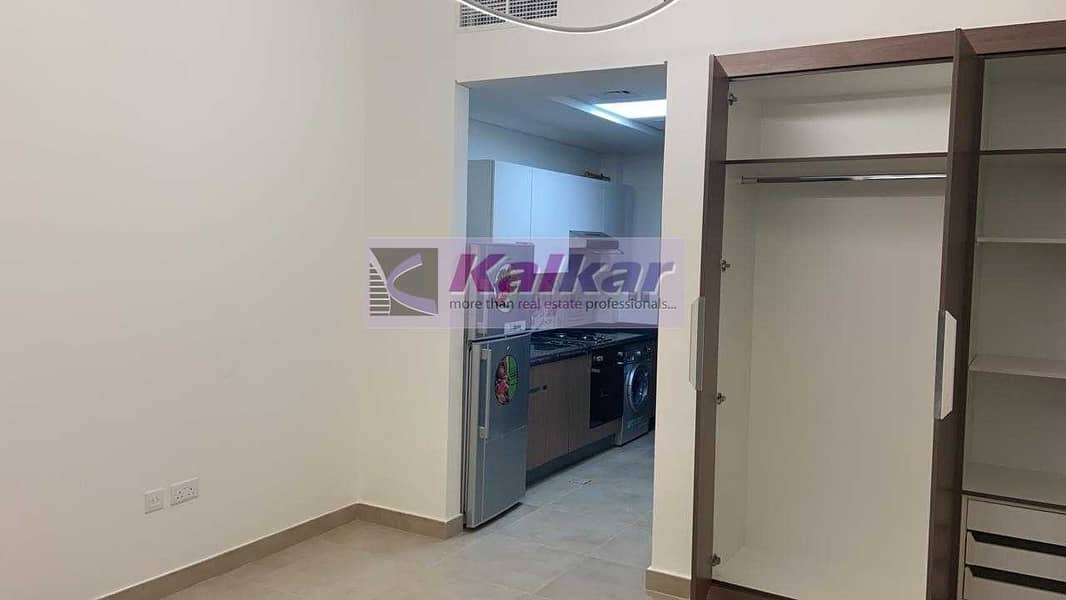 3 Azizi Farishta - Spacious studio on higher floor fully fitted kitchen for rent