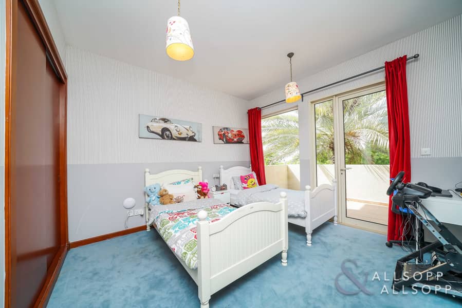 13 Upgraded 3 Bed | Private Pool | Park view