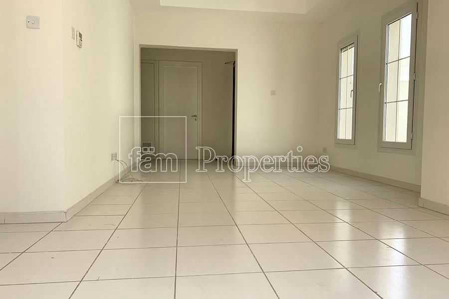 Beautiful Lawn | Middle Unit | 3 BR + Study Beautiful Lawn | Middle Unit | 3 BR + Study