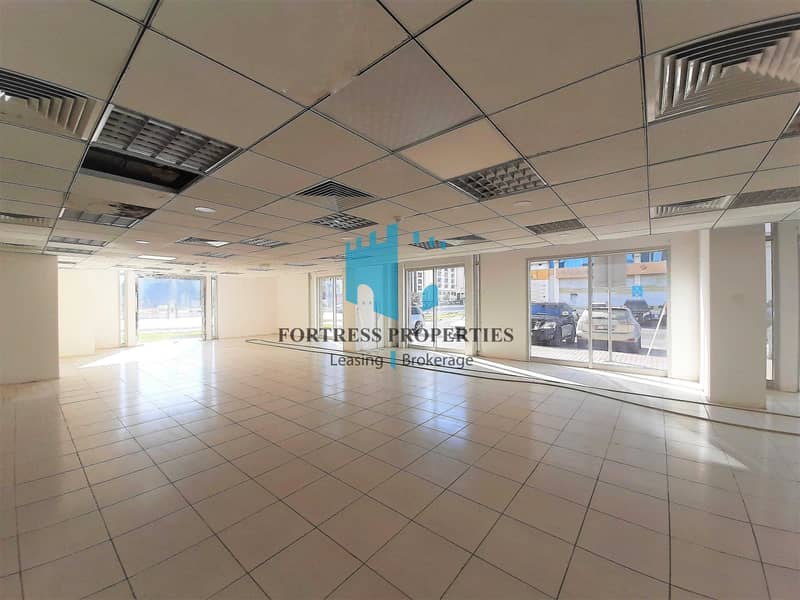 CORNER SHOWROOM | GREAT LOCATION - FACING MAIN ROAD | 4,306 SQ FT