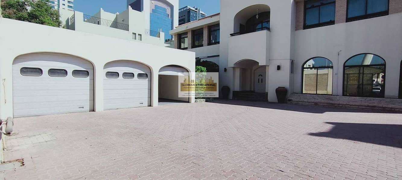 Royal Villa! 9 BHK villa in Corniche Khalidiya