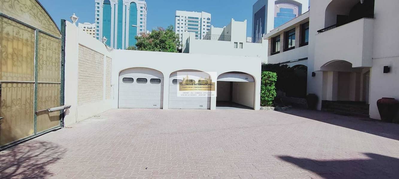 35 Royal Villa! 9 BHK villa in Corniche Khalidiya