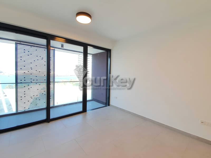 6 Elegant & Spacious brand new Sea view