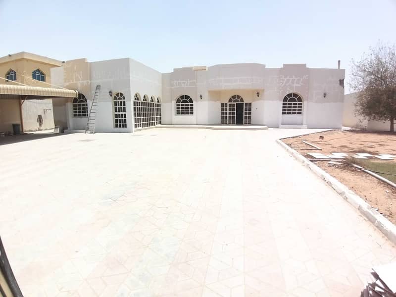 Huge 5 Bed Villa in Noaf with master beds, 4 majlis, outside kitchen in 105k