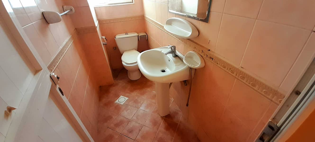 HUGE SIZE ONE bhk 16k CLOSED HALL 4to6cheque payment . no deposit closed to rolla Swiss bell hotel . . HUGE SIZE ONE bhk 16k CLOSED HALL 4to6cheque payment . no deposit closed to rolla Swiss bell hotel . .