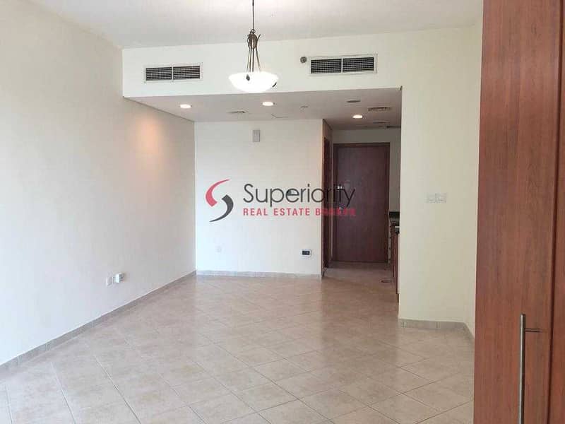 10 WITH PARKING | UNFURNISHED | STUDIO
