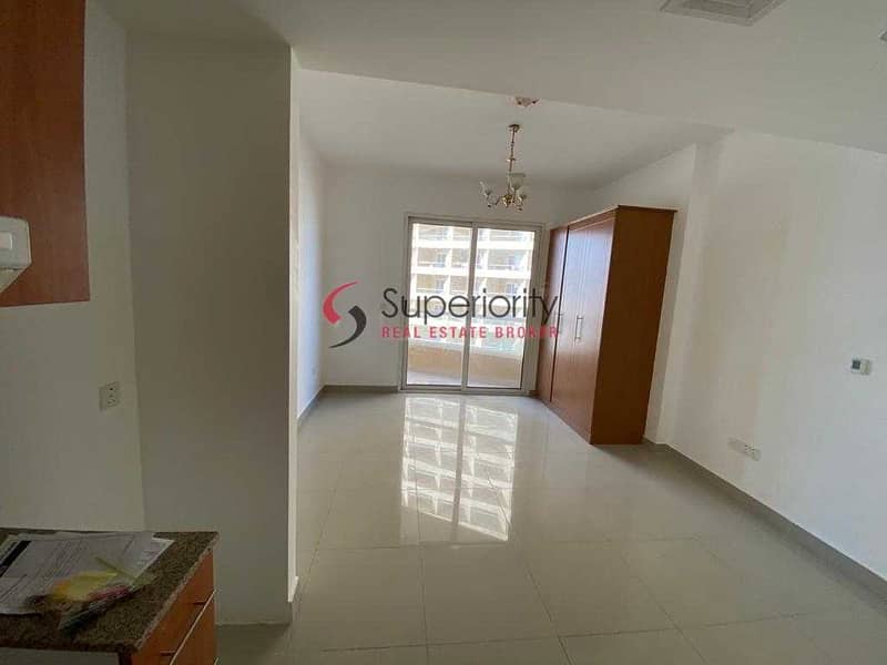 4 WITH PARKING | UNFURNISHED | STUDIO
