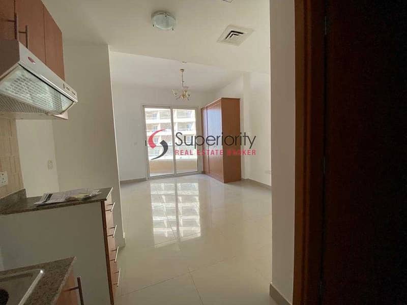 5 WITH PARKING | UNFURNISHED | STUDIO