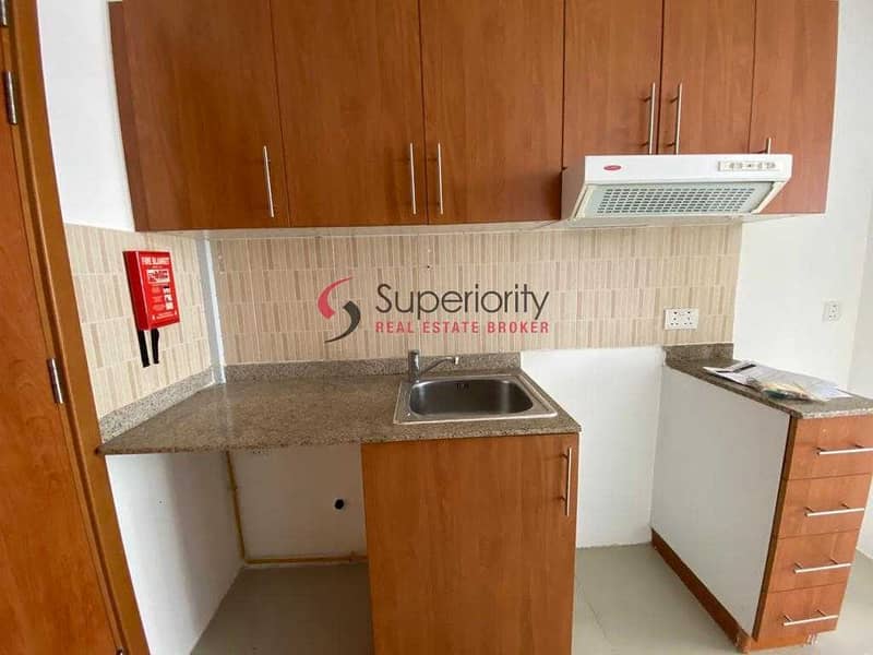 7 WITH PARKING | UNFURNISHED | STUDIO