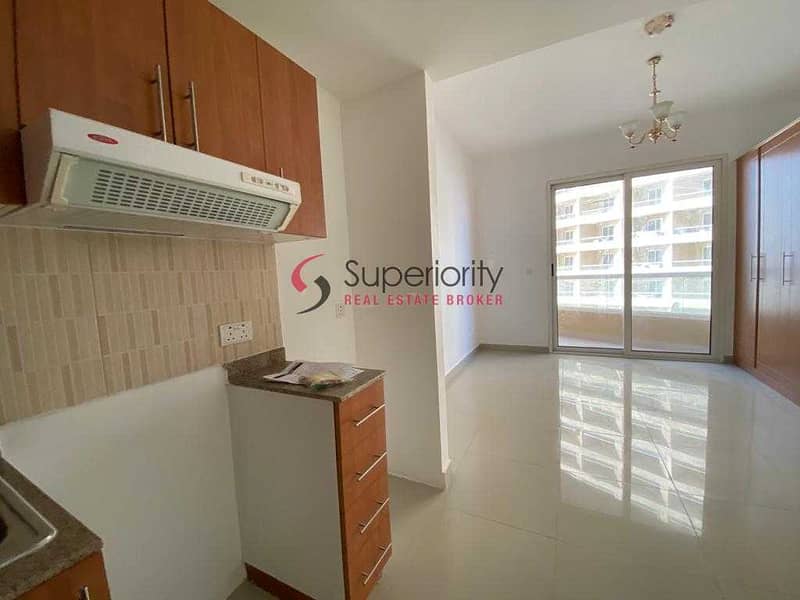 8 WITH PARKING | UNFURNISHED | STUDIO