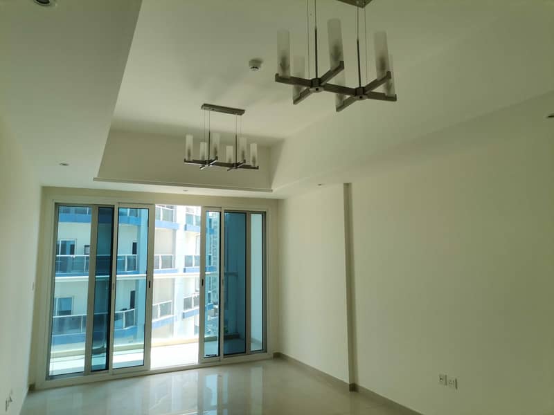 متاح حاليا شقة غرفة واحدة / صالة كبيرة / مبني جديد / مساحتها 906 قدم مربع/ مطلوب 39000 درهم سنويا