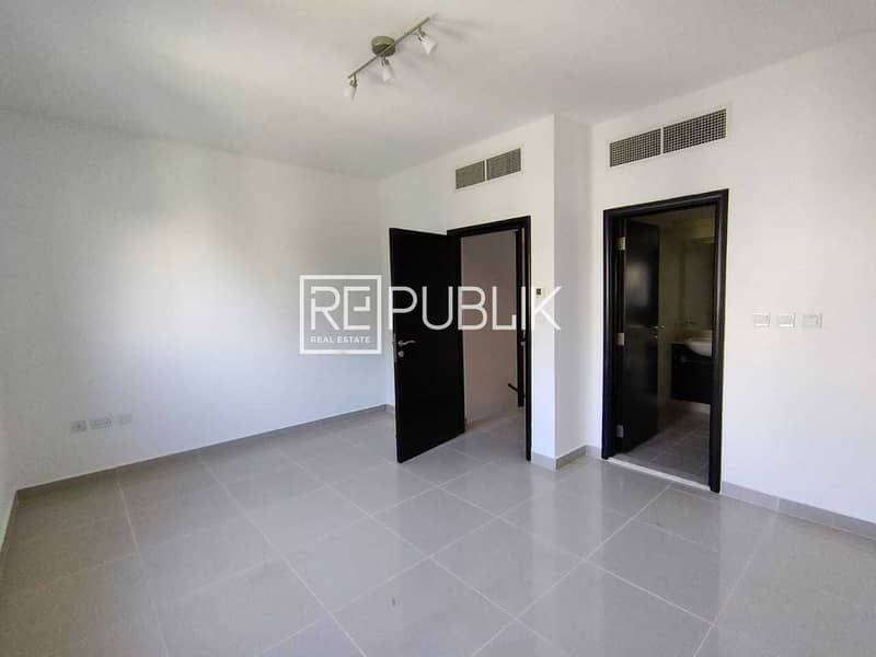 6 Well Maintained Vacant 3 Bedrooms Single Row Villa