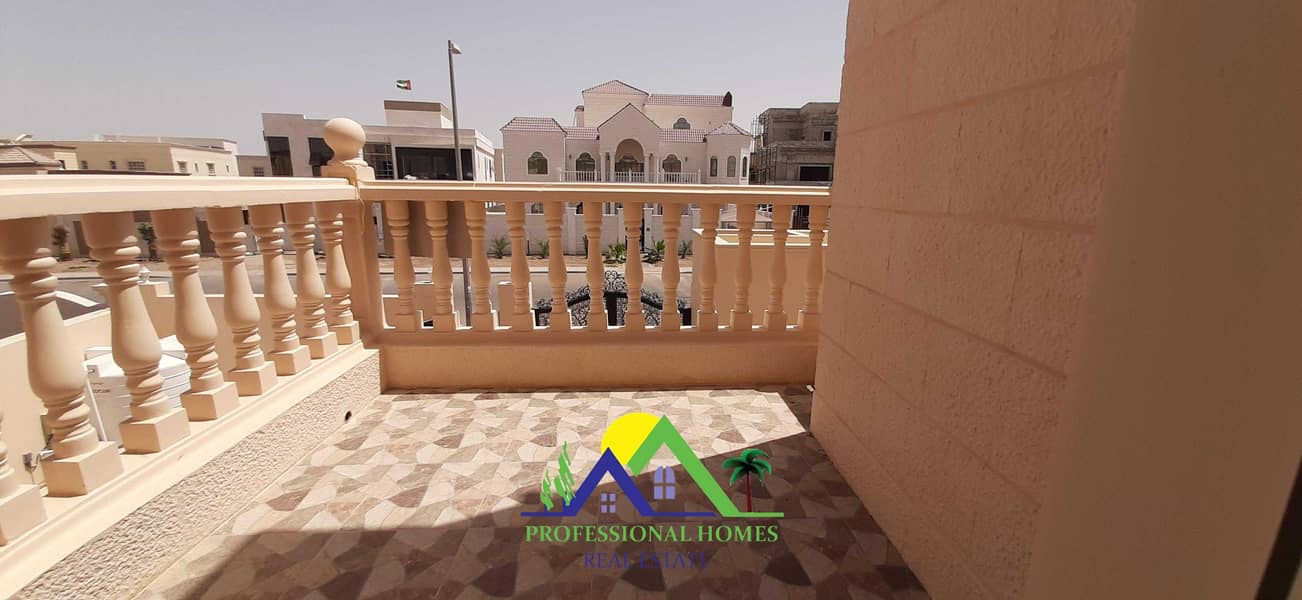 32 Brand New 5BEDROOMS Villa with Big yard in Sarooj