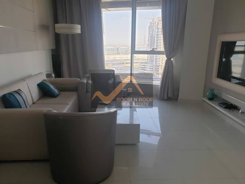 Full Lake View! Spacious 1 Bedroom In The Vogue Tower Business Bay