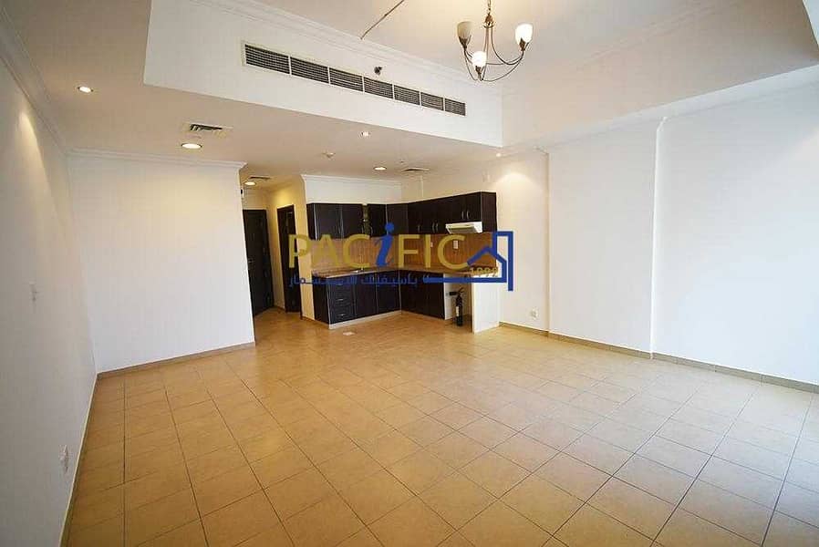 Large studio | Near Media City and Beach Large studio | Near Media City and Beach