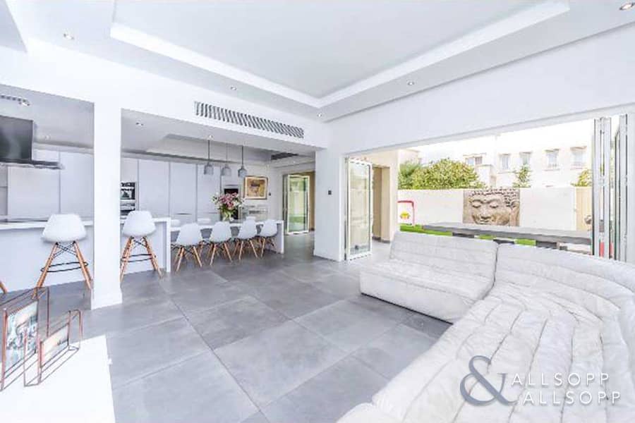 Exclusive | 4 Beds | Renovated | Open Plan