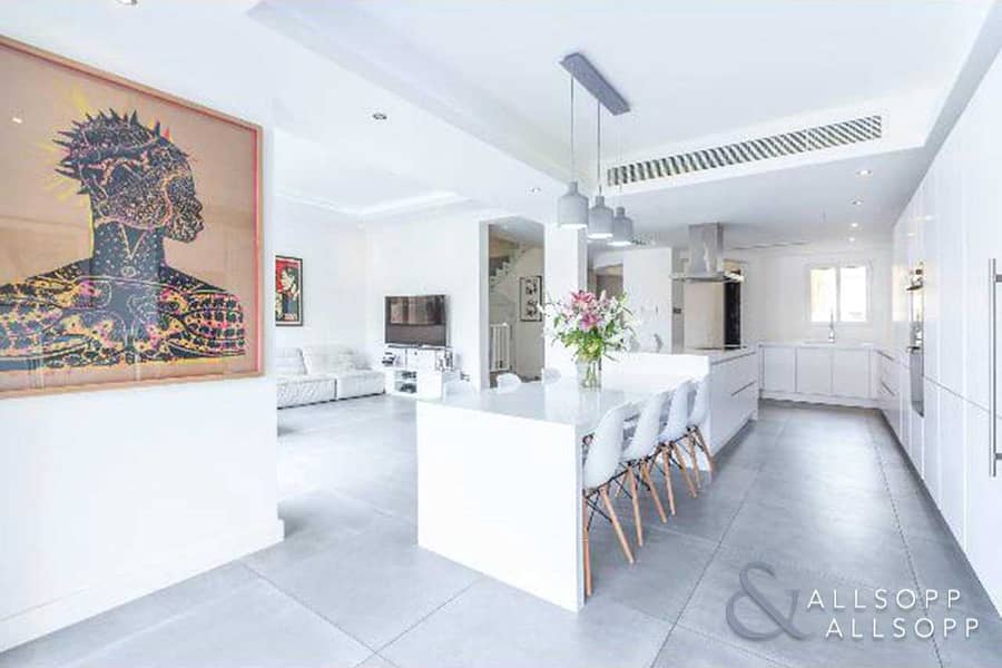 3 Exclusive | 4 Beds | Renovated | Open Plan