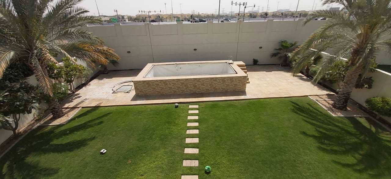3 Starling Villa for Sale in the middle of the sparkling ocean of Jumeirah Park. UAE