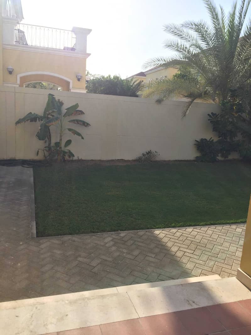 4 Starling Villa for Sale in the middle of the sparkling ocean of Jumeirah Park. UAE
