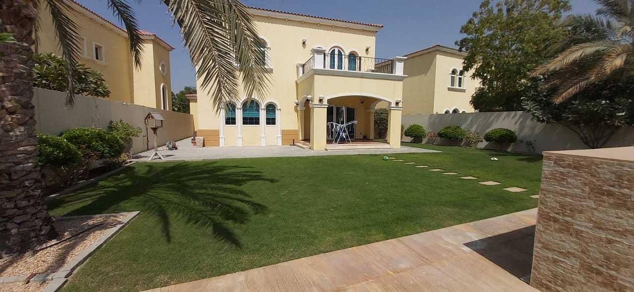 6 Starling Villa for Sale in the middle of the sparkling ocean of Jumeirah Park. UAE
