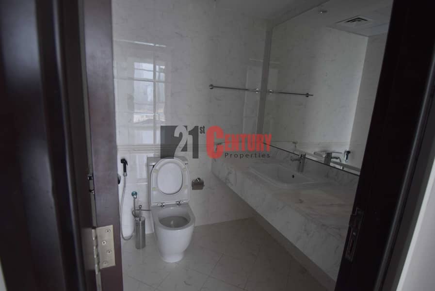 8 Great Deal! 1 BR + Laundry! Burj View