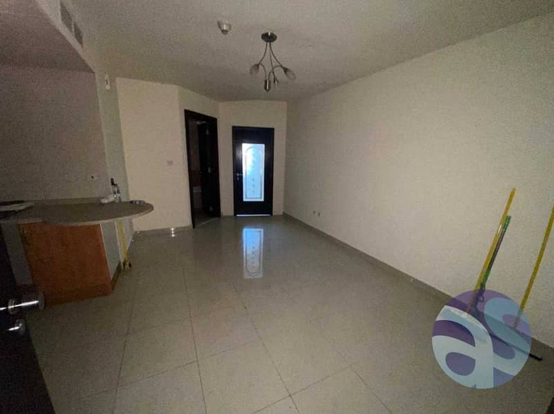 6 Cluster Q ! 1BH ! unfurnished  ! Next to metro