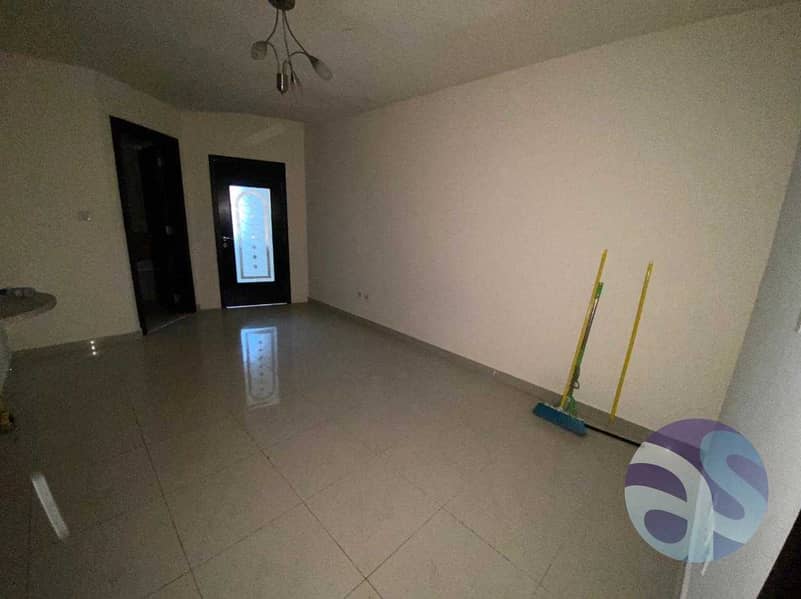 8 Cluster Q ! 1BH ! unfurnished  ! Next to metro