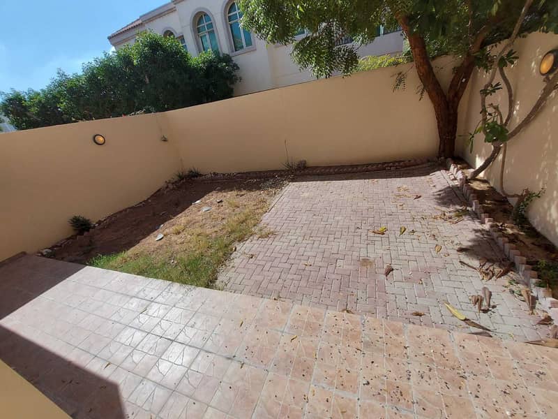 27 No Commission | 3500 sq. ft. 4 Bed plus Maid's Room Spacious Villa | Large Backyard | 2 Parking Spaces