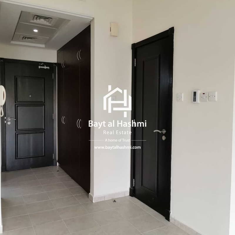 4 Spacious L Shape Studio In Street 5 Close to Bus Stop/Near Metro