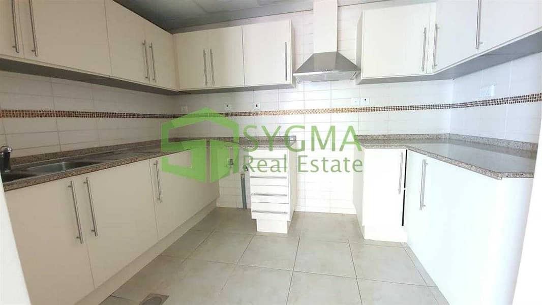 6 Bright and Well Maintained Near Metro