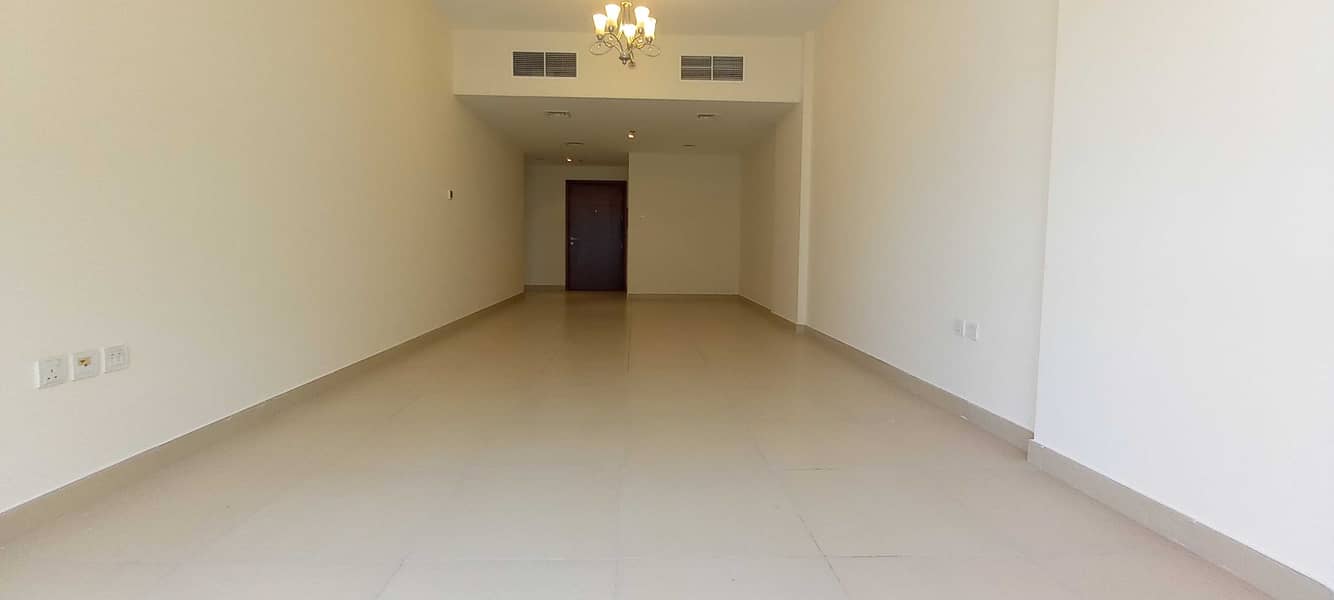 3 غرف نوم وغرفة تخزين واسعة = 2300 قدم مربع = مثل مبنى جديد = متوفر