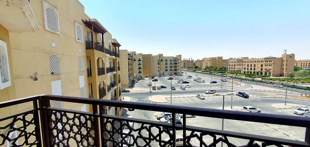 استديو كبير في مدينة الإمارات الدولية للإيجار مع شرفة فقط18000 × 4