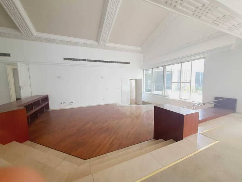 3 modern big independent villa  in Jumeirah 1 rent is 800k