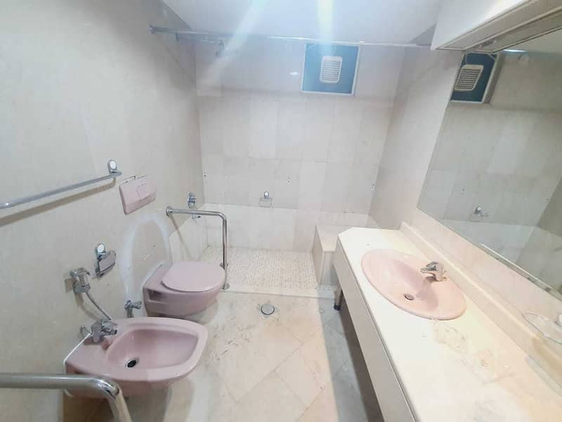 6 modern big independent villa  in Jumeirah 1 rent is 800k